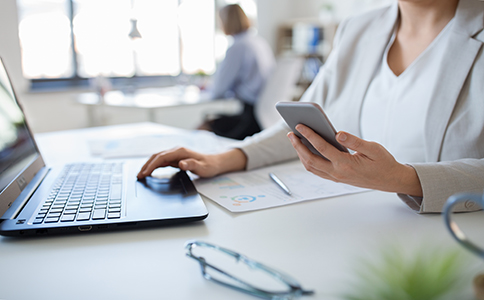 若公司注冊尋求代理服務(wù)，那么還需支付千元左右的代理服務(wù)費(fèi)用