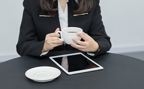 領(lǐng)取營業(yè)執(zhí)照后，需帶上營業(yè)執(zhí)照原件和法人代表身份證原件到特定單位印刻辦理備案。